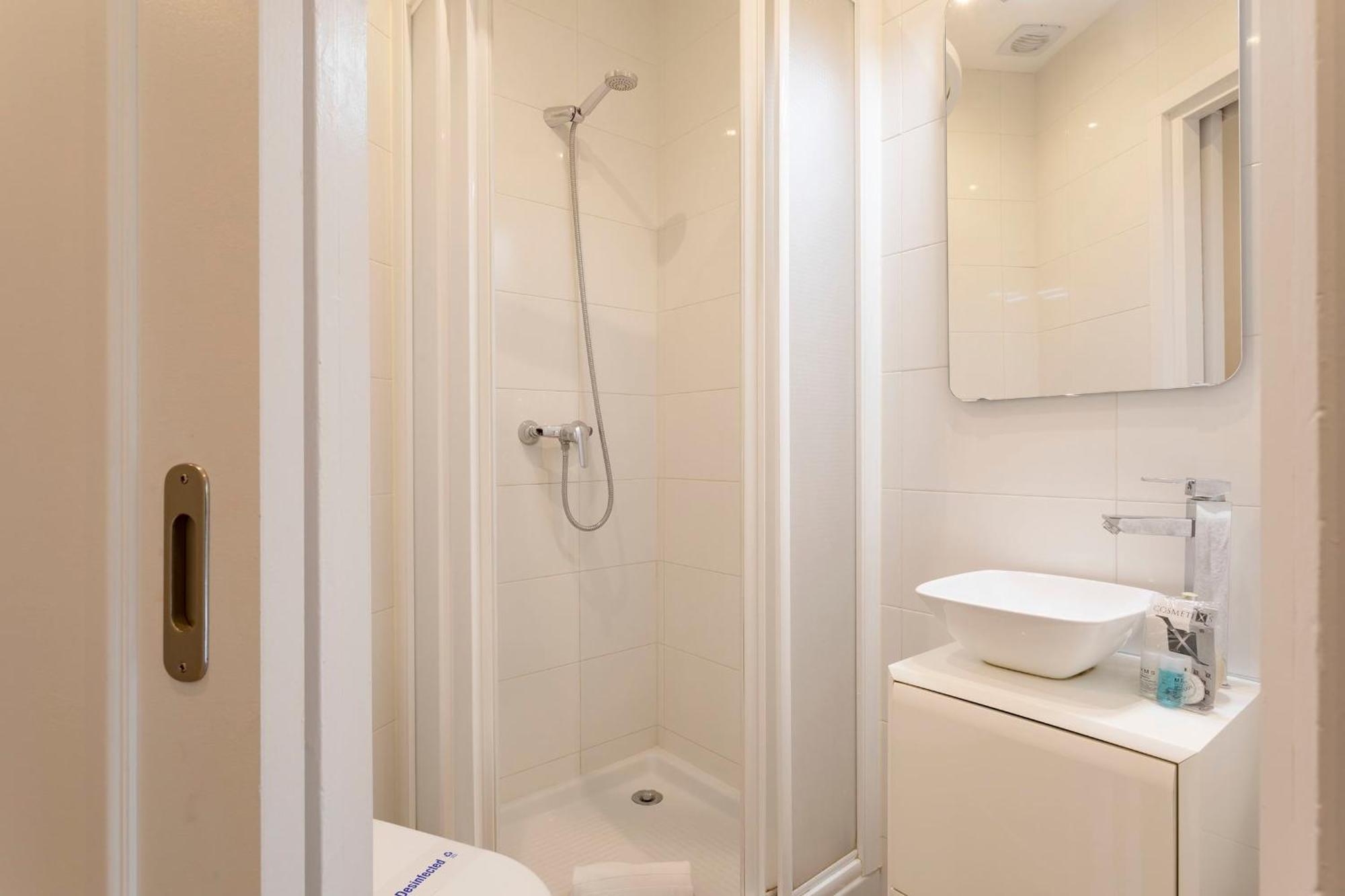 Cozy Apartment Near Fira Gran Via With Ac L’Hospitalet de Llobregat Exterior foto